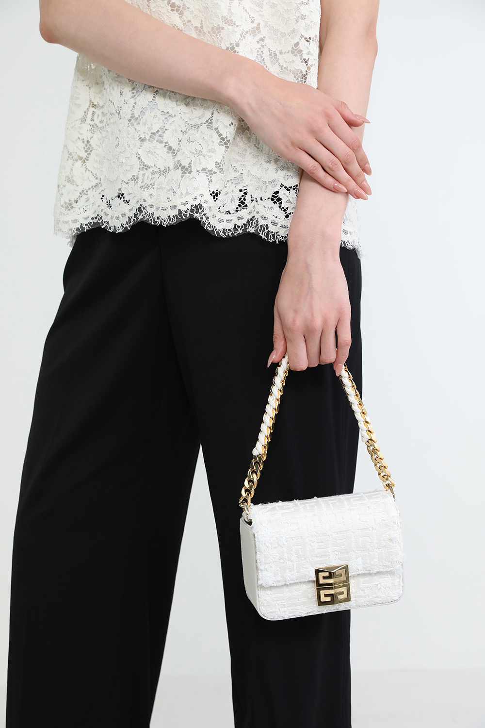 תמונת כל הלוק של תיק נשיאה